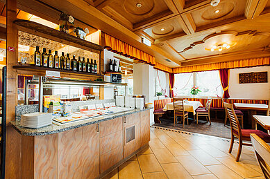 Frühstücksbuffet mit verschiedenen Wurst- und Käsesorten im Restaurant des Kinderhotels Sailer in Tirol.