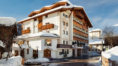 Außenansicht im Winter vom Adler Familien- & Wohlfühlhotel in Tirol.