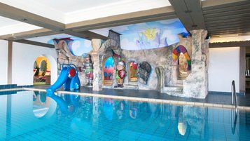 Schwimmbad mit einer Kinderwelt im Form einer Ritterbug im Familienhotel Bavaria im Allgäu.