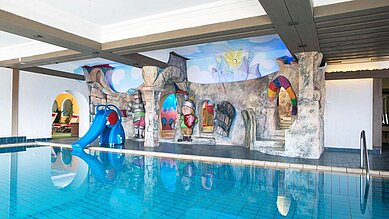 Schwimmbad mit einer Kinderwelt im Form einer Ritterbug im Familienhotel Bavaria im Allgäu.