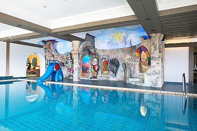 Schwimmbad mit einer Kinderwelt im Form einer Ritterbug im Familienhotel Bavaria im Allgäu.