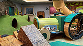 Indoor-Spielplatz "Happy-World" mit Spiel-Traktor im Familienhotel Huber.