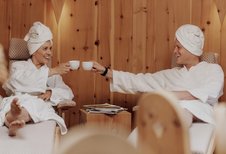 Gemütlicher Ruheraum Zirbenstube im Familienhotel Tirolerhof an der Zugspitze.