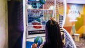 Indoor-Spielbereich mit Basketball-Automat im Wellness- & Familienhotel Egger.