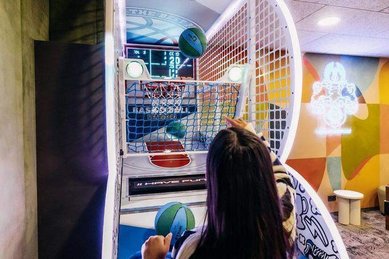 Indoor-Spielbereich mit Basketball-Automat im Wellness- & Familienhotel Egger.