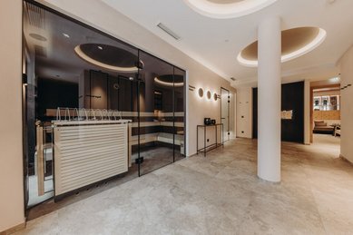 Eleganter Wellnessbereich im Habachklause Familien Bauernhof Resort mit moderner Sauna und stilvollem Design für pure Entspannung