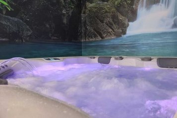 Ein Whirlpool zur Entspannung im Familienhotel Monikas Ferienhof im Sauerland.