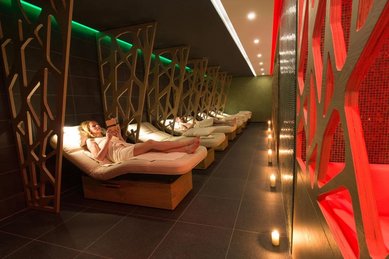 Ruhebereich mit Liegen und Ambientebeleuchtung im Familienhotel Aigo welcome family in Oberösterreich