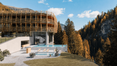 Außenansicht des Hotels Bella Vista in Südtirol mit Pool und herbstlich gefärbtem Wald.