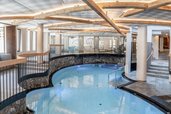 Lichtdurchflutetes Hallenbad des Familienhotels Kindl mit modernem Design und gemütlichen Ruhebereichen