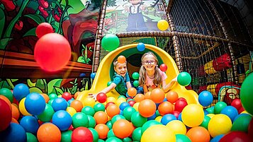 Zwei Kinder toben im Bällebad des Familienhotels Oberkarteis