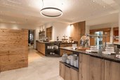 Frühstücksraum mit Buffet und modernem Holzdesign im Familienhotel Oberkarteis.