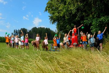 Der Hapy-Club ist als Camp in der Natur unterwegs und die Betreuer vom Familienhotel Ulrichshof sind natürlich mit dabei