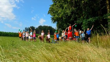 Der Hapy-Club ist als Camp in der Natur unterwegs und die Betreuer vom Familienhotel Ulrichshof sind natürlich mit dabei