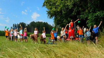 Der Hapy-Club ist als Camp in der Natur unterwegs und die Betreuer vom Familienhotel Ulrichshof sind natürlich mit dabei