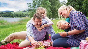 Ein gemeinsames Familienpicknick im Grünen rund um das Familienhotel Ottonenhof im Sauerland.