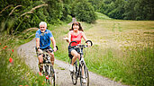 Radfahren im Thüringer Wald: Oma und Opa machen einen Fahrradausflug auf dem Saaleradweg.