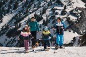 Familie beim Schneeschuhwandern im Skigebiet Sudelfeld in Bayrischzell.