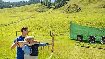 Bogenschiessen als Freizeitaktivität im Familienhotel Zauchenseehof im Salzburger Land