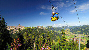 Gelbe über der Tiroler Berglandschaft.