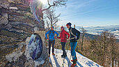 Eine Gruppe macht eine Winterwandung am Goldsteig im Bayerischen Wald.