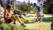 Eine Partie Minigolf darf nicht fehlen. Auf der Moosalm in Tirol wird so einiges als Ausflugsziel geboten.