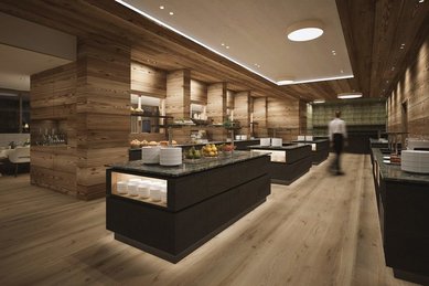 Der Speisesaal Buffet im Familienhotel Gorfion in Liechtenstein mit Buffetbereich und Holzdetails im neuen Restaurant.