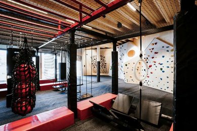 Spielbereich im Familienhotel Mia Alpina in Tirol mit Kletterwand.