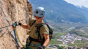 Teenager beim Klettern im Klettersteig in Südtirol.