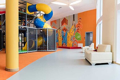 Indoor-Spielplatz mit Rutschen und vielen Klettermöglichkeiten im Familienhotel Aigo welcome family in Oberösterreich