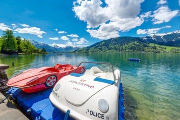 Zwei Tretboote des Familienhotels Amiamo am Ufer des Badestrands am Zeller See