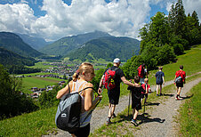 Die Familie geht Wandern im Familienhotel Sonne Bezau Vorarlberg.