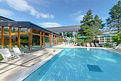 Schöner Pool im Sommer mit vielen Liegen zum entspannen im Familienhotel Sonnenhügel in der Rhön.