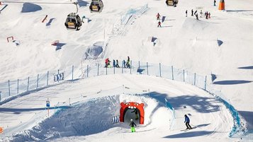 Kinder lernen auf Kinderskipiste des Familienhotels Egger das Skifahren.