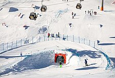 Kinder lernen auf Kinderskipiste des Familienhotels Egger das Skifahren.