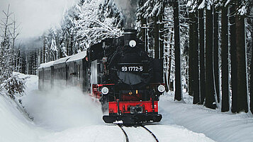 Erzgebirge im Winter- Lasst euch verzaubern! Die Fichtelbergbahn fährt durch eine schneebedeckte Landschaft
