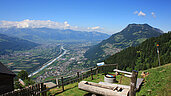 Wandern in Liechtenstein: Wandern auf dem Tuass mit Talblick.