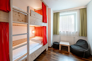 Familienzimmer "Edelweiss" mit separatem Kinderschlafbereich im Familienhotel Amiamo