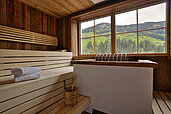 Biosauna mit Aussicht auf die Landschaft im Familienhotel Galtenberg Family & Wellness Resort in Tirol.