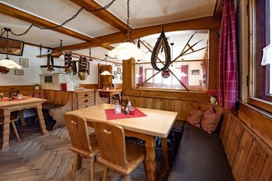 Urige Restaurant-Stube mit gemütlicher Holz-Einrichtung im Familienhotel Krone im Allgäu.