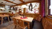 Urige Restaurant-Stube mit gemütlicher Holz-Einrichtung im Familienhotel Krone im Allgäu.