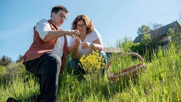 Zwei Frauen bei einer Kräuterwanderung im Familienurlaub im Fichtelgebirge.