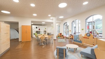 Freundlich gestalteter Raum für Kinderbetreuung mit Spiel- und Bastelbereichen im Familienhotel Oberkarteis.