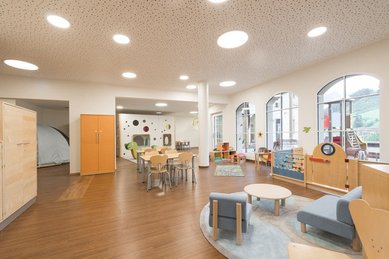Freundlich gestalteter Raum für Kinderbetreuung mit Spiel- und Bastelbereichen im Familienhotel Oberkarteis.