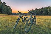 Vor dem Sonnenuntergang stehen zwei E-Bikes bereit – perfekt für Touren rund ums Familienhotel Friedrichshof.