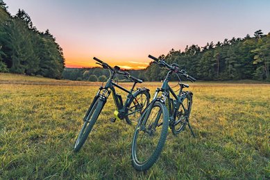 Vor dem Sonnenuntergang stehen zwei E-Bikes bereit – perfekt für Touren rund ums Familienhotel Friedrichshof.