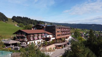 Außenansicht des Neubaus im Familienhotel Alphotel im Allgäu.