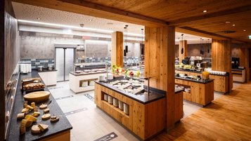 Buffettheke mit einer großen Auswahl an Speisen und Getränken im Familienhotel Das Bayrischzell in Oberbayern.