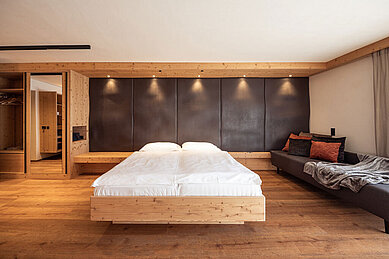 Geräumiger Elternschlafbereich im Familienzimmer des Familienhotels Family Home Alpenhof