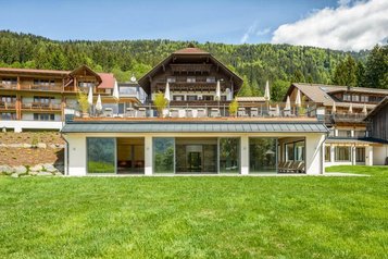 Das Familienhotel Ramsi in Kärnten strahlt inmitten der grünen Natur mit großzügige Sonnenterrassen, gemütliche Rückzugsorte und ganz viel Platz für unvergessliche Familienmomente